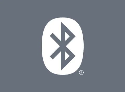 Bluetooth®, USB kľúče, karty fotoaparátu.
